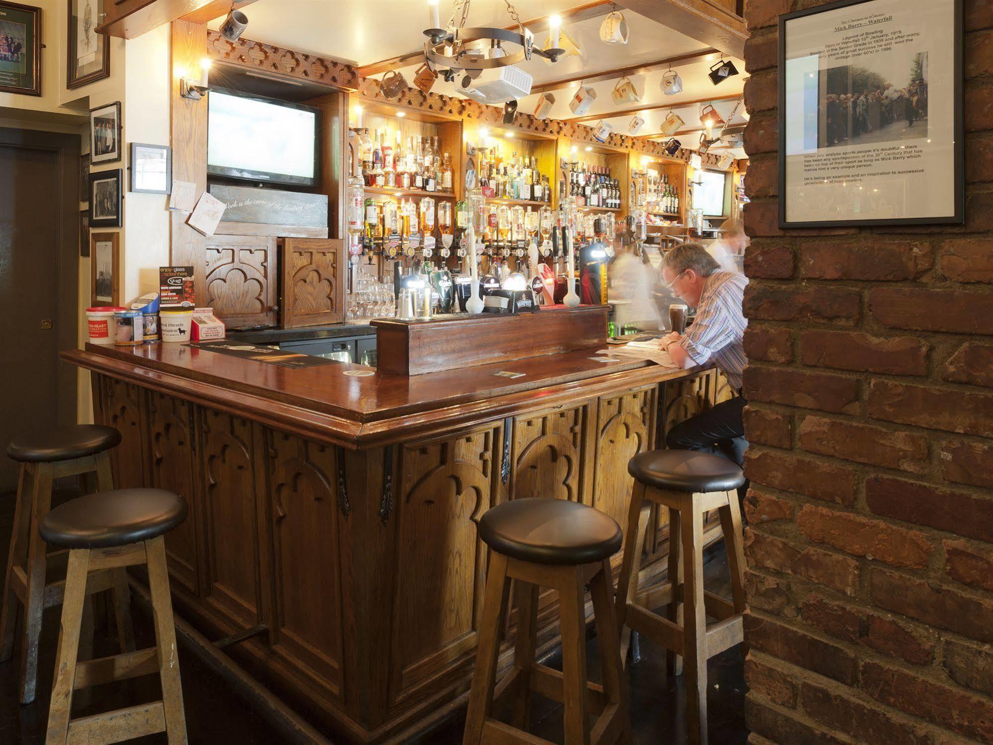 Muskerry Arms Bar And B&B Guest house 3*
